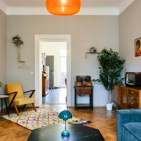 Apartment Kunstvolles Im Zentrum Mit Balkon Und Parkplatz