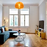 Апартаменти Historic Center Boutique 3 - Free Parking - Schlossberg View - By Casa Momo *
